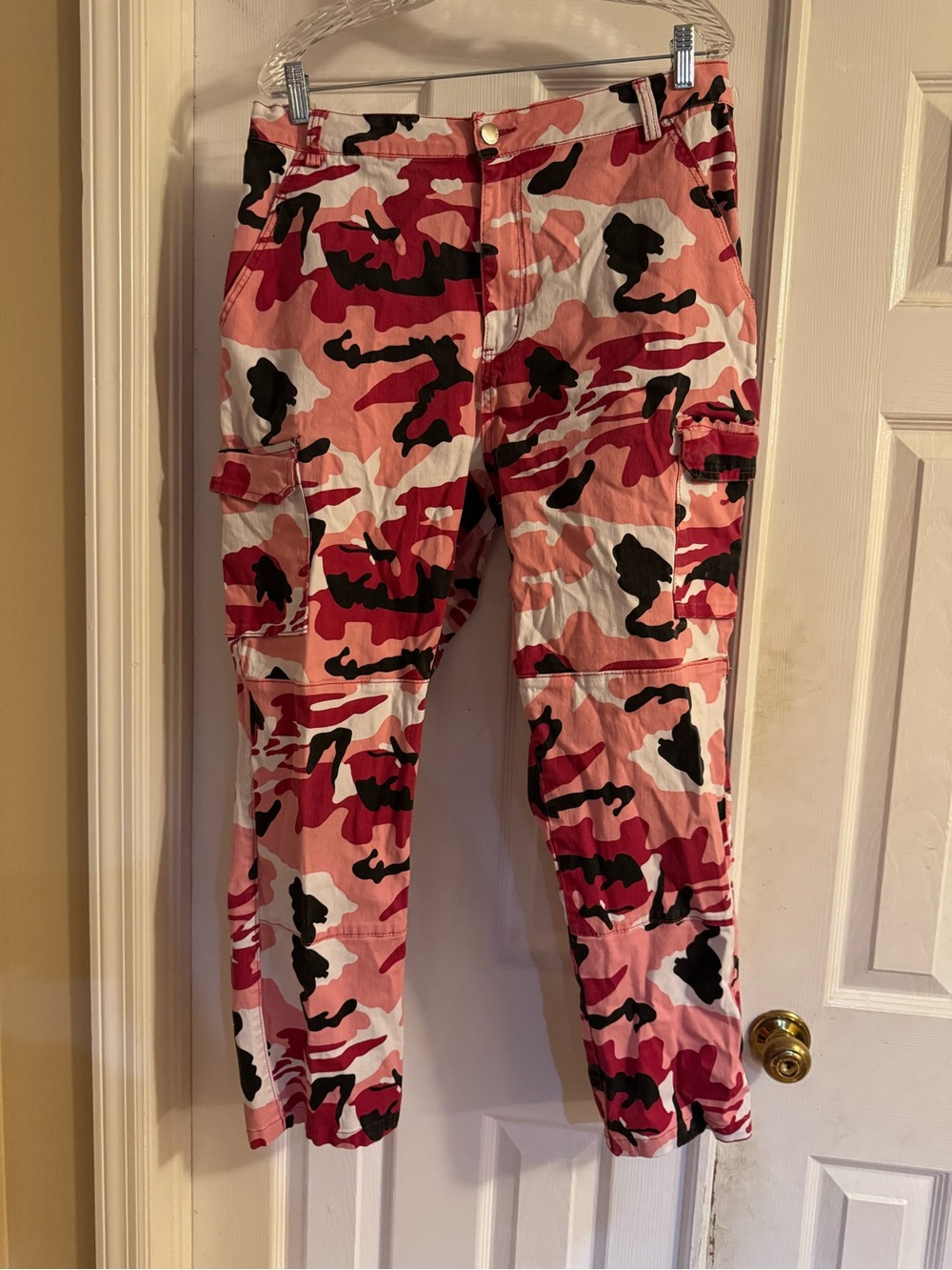 Women’s Pink Camo Cargo Pants - Stylish Comfort